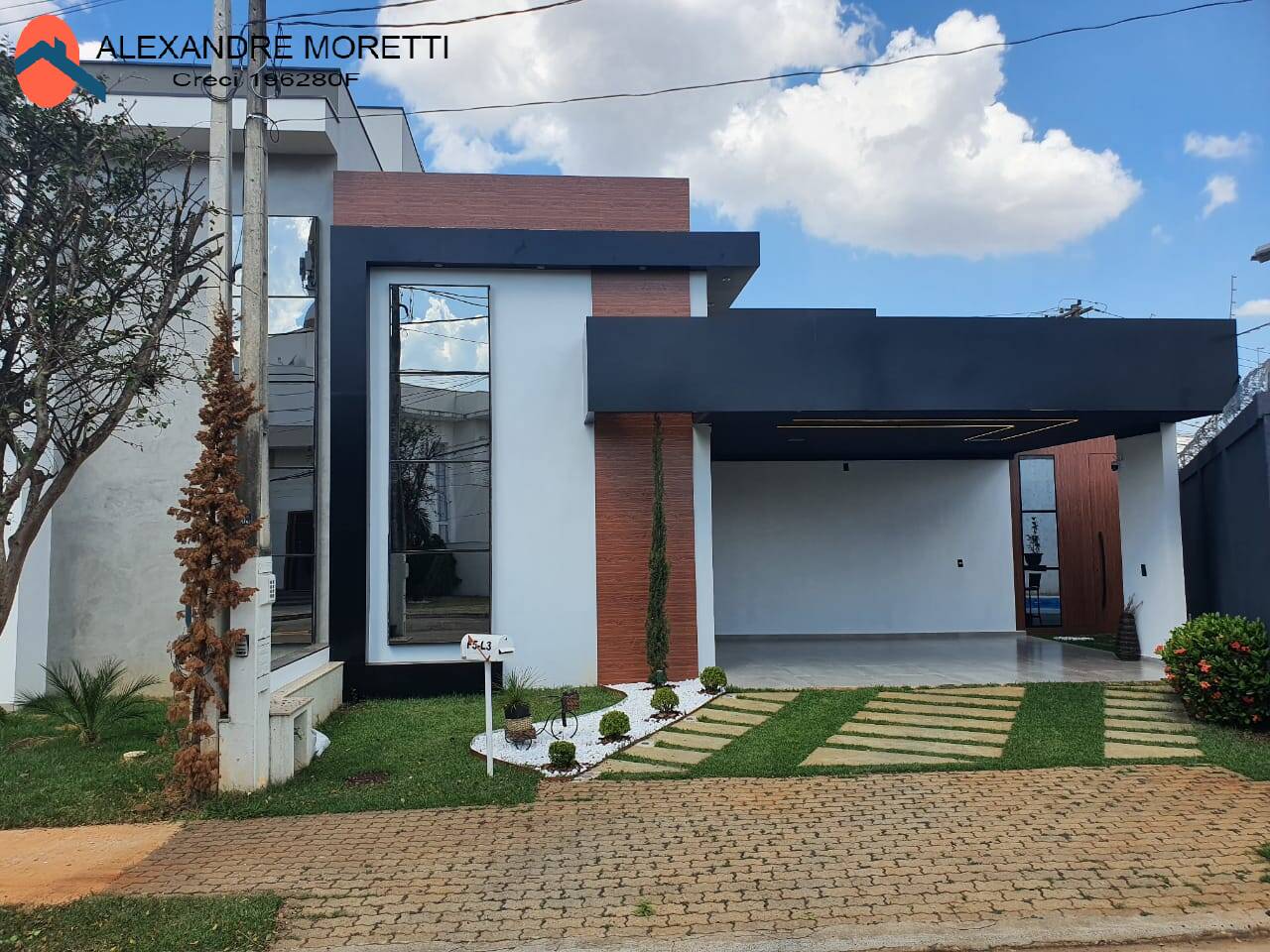 Casa à venda com 3 quartos, 300m² - Foto 1